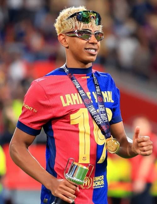 前15轮德甲凯恩6次当选全场最佳，比其他球员至少多3次（德甲前15轮，凯恩6次当选全场最佳，领先其余球员至少3次）