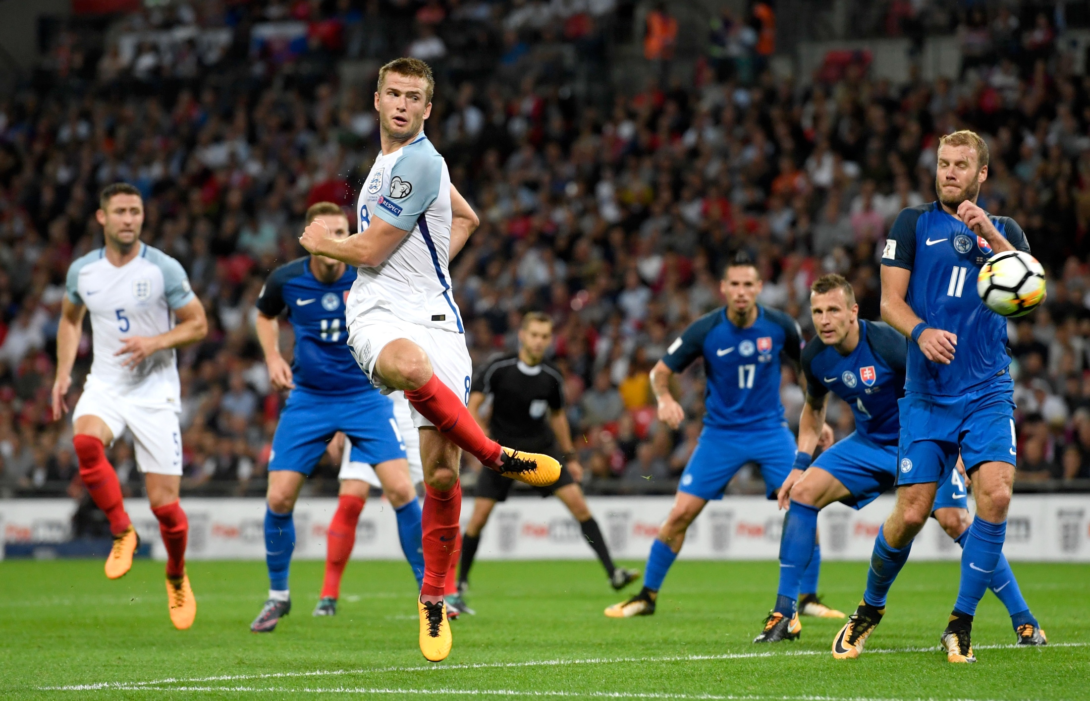 2025中超大结局：海港夺冠，申花亚军，梅州、亚泰降级（2025中超收官：海港问鼎，申花获亚军，梅州与亚泰降级）