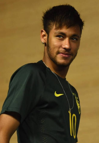 解锁体验卡，英乙比赛中裁判受伤，一球迷走下看台参与执法