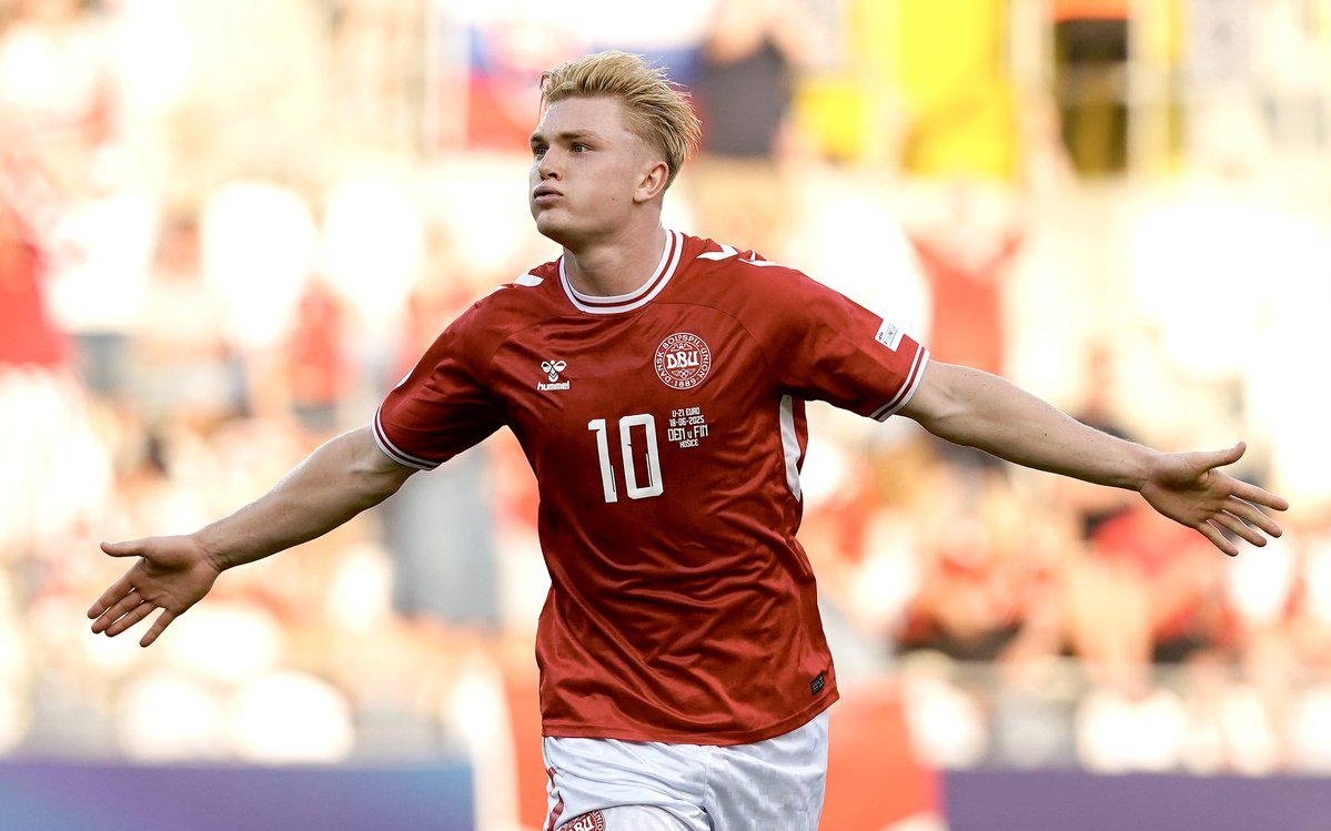 足坛年终大战淘汰赛实时赛况：梅西领先内马尔超600票，亚马尔落后对手（足坛年度收官淘汰赛即时战报：梅西领先内马尔逾600票，亚马尔暂处下风）