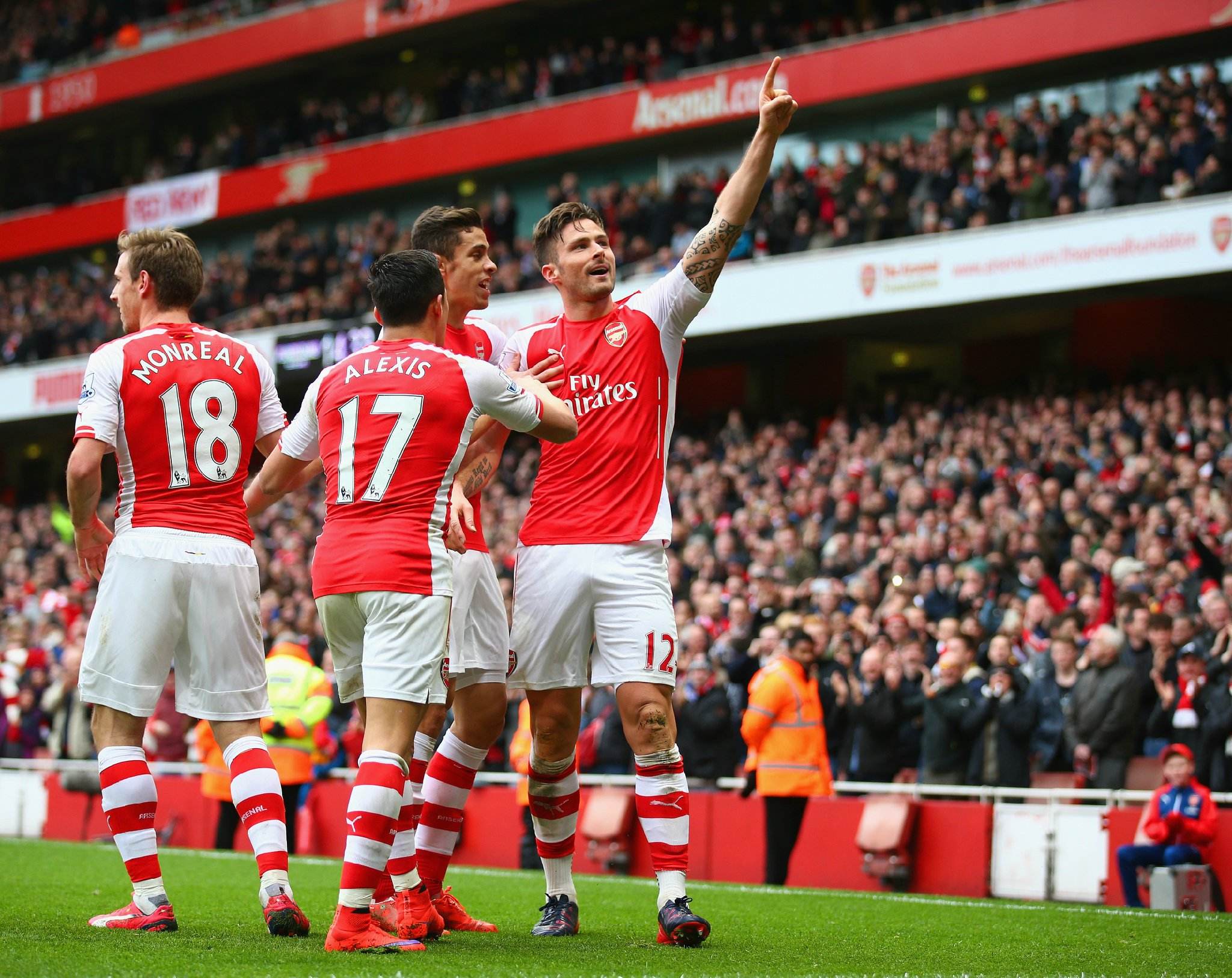 网友在梅西夜访诺坎普时偶遇他，梅西还向镜头打了招呼