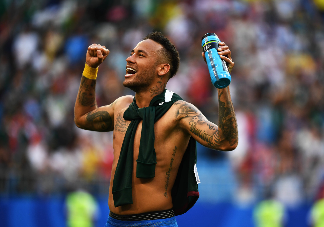 法比奥庆祝足协杯夺冠：将永远存在的时刻，一切荣耀归于上帝（法比奥欢庆足协杯加冕：这一刻将永存，一切荣耀献给上帝）